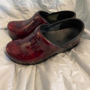 DANSKO PROFESSIONAL BROWN MARBLED PATENT LEATHER CLOGS!!!